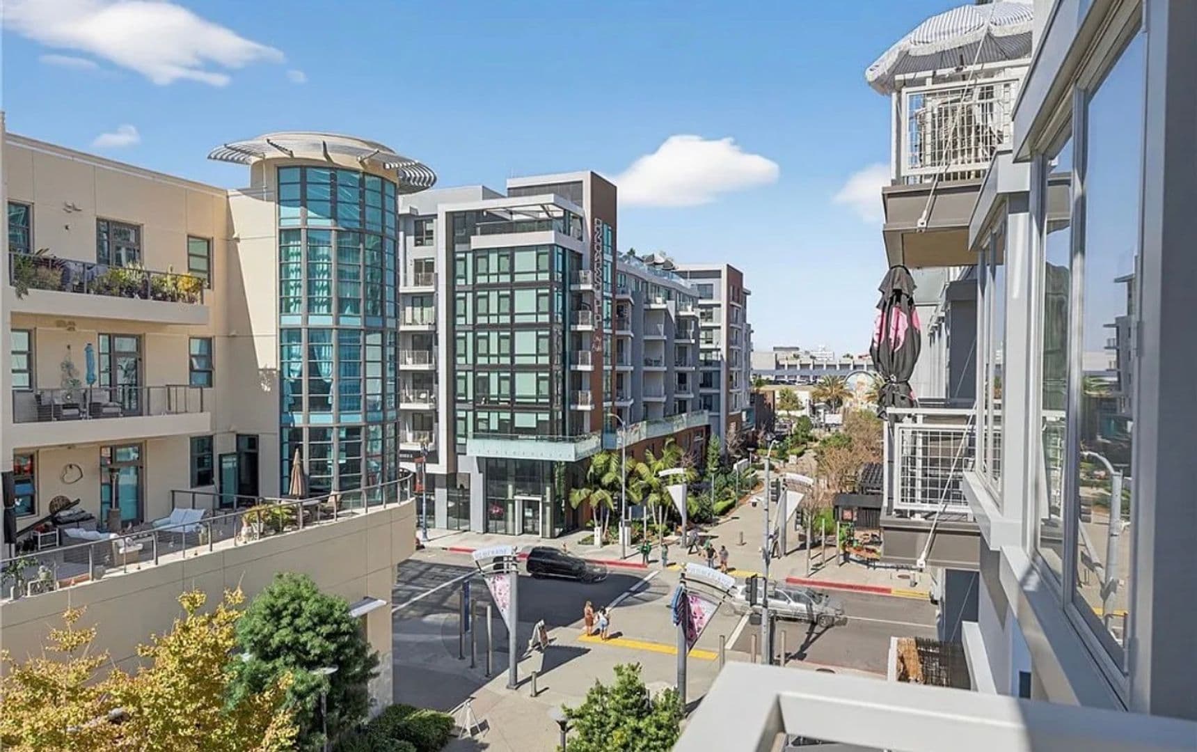 Long Beach House: 150 The Promenade N, Unit 415