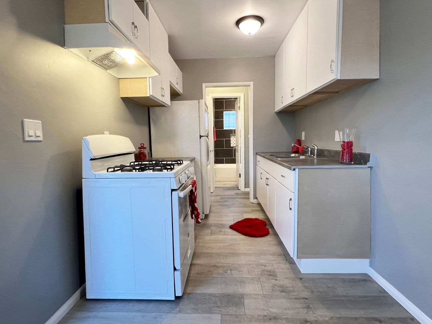 Long Beach Apartment: 1325 Cedar Ave