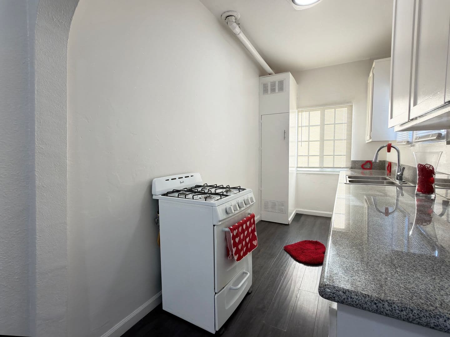 Long Beach Apartment: 1045 Saint Louis Ave