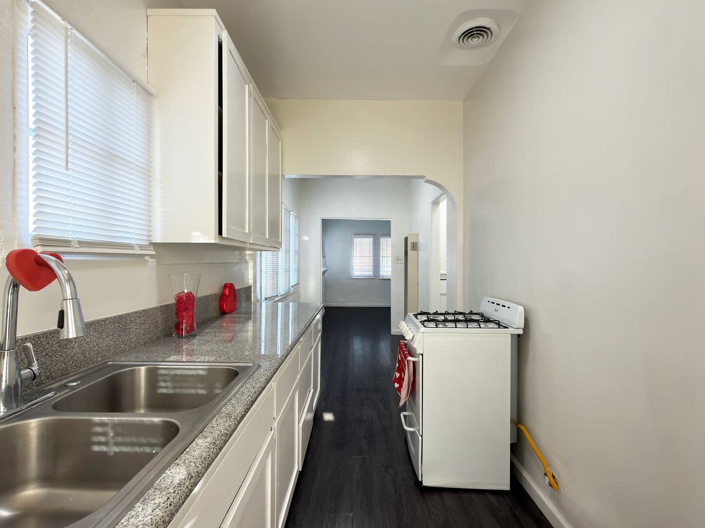 Long Beach Apartment: 1045 Saint Louis Ave