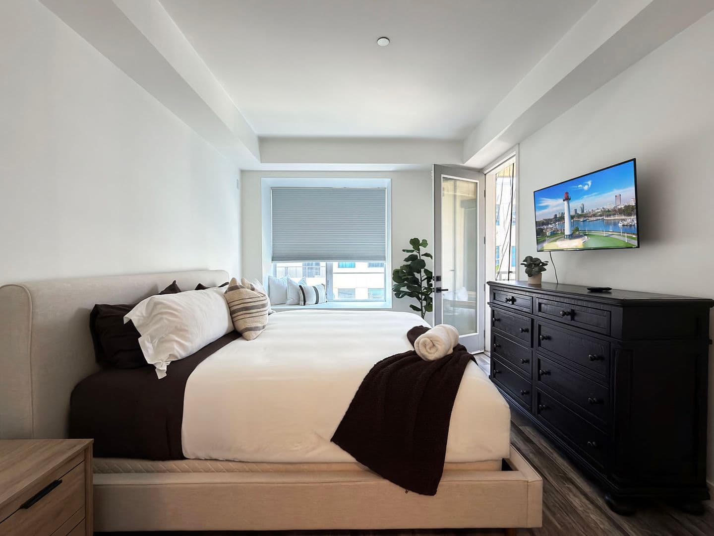 Long Beach House: 150 The Promenade N, Unit 415