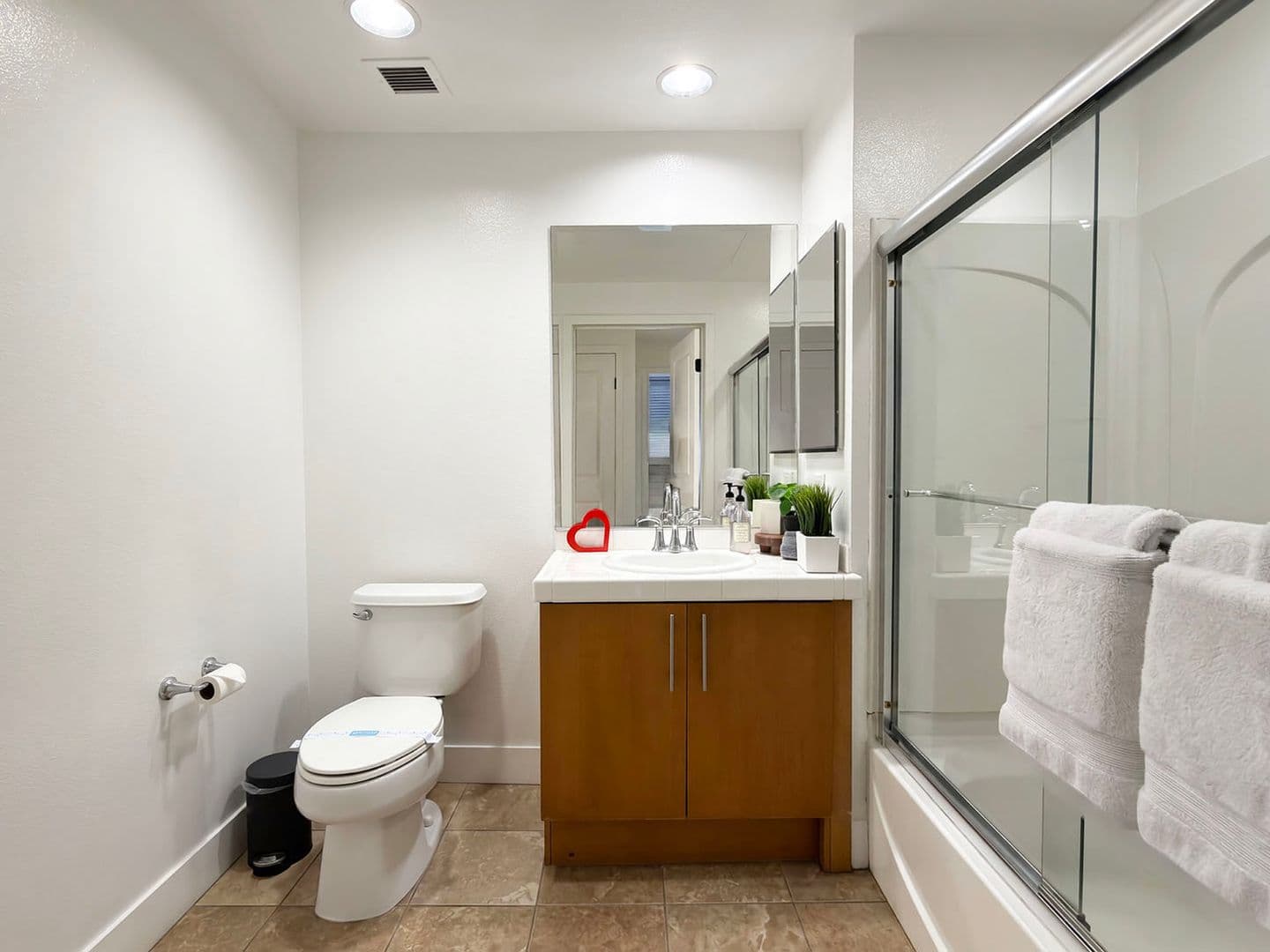 Long Beach House: 150 The Promenade N, Unit 415