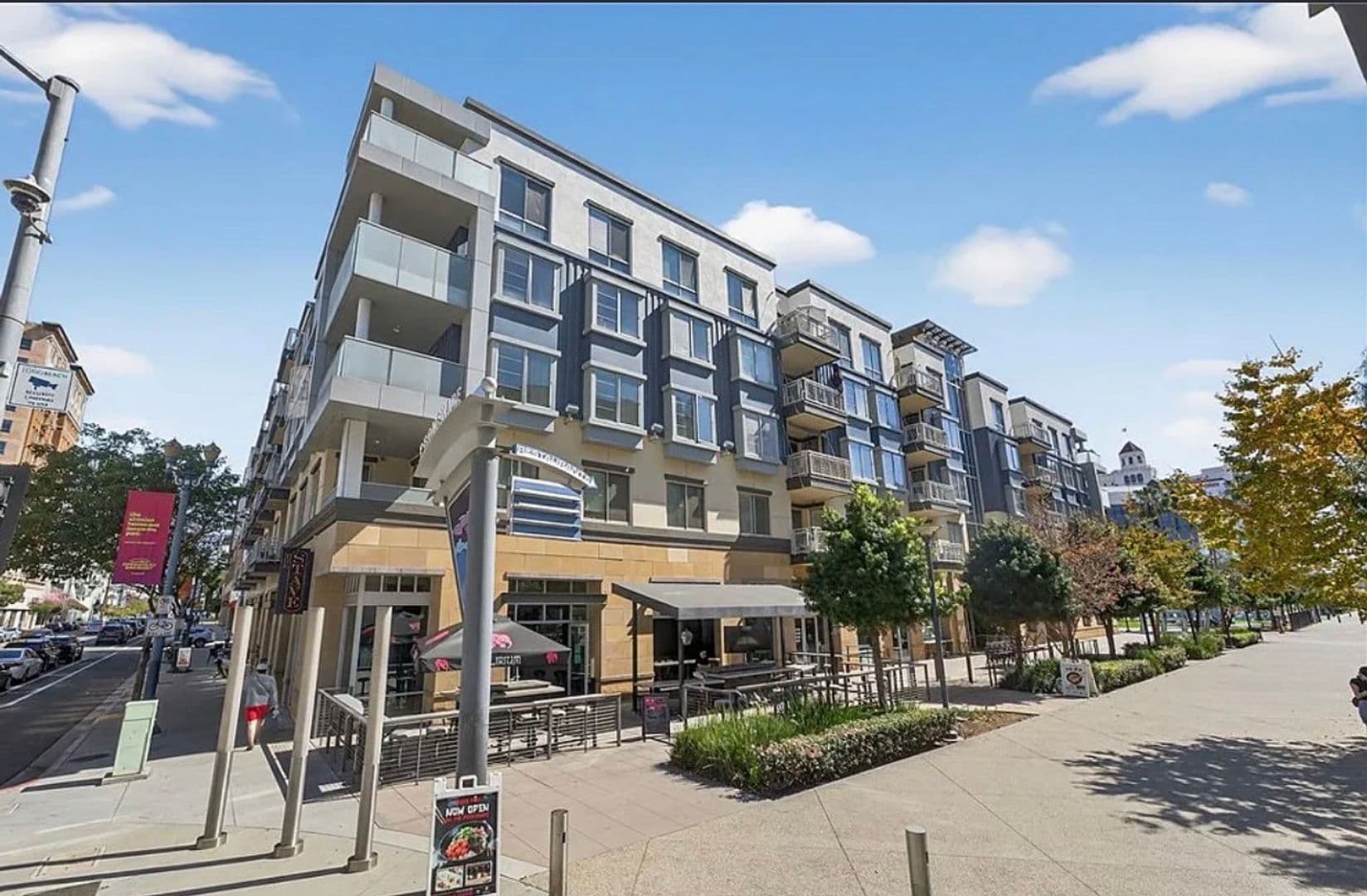 Long Beach House: 150 The Promenade N, Unit 415