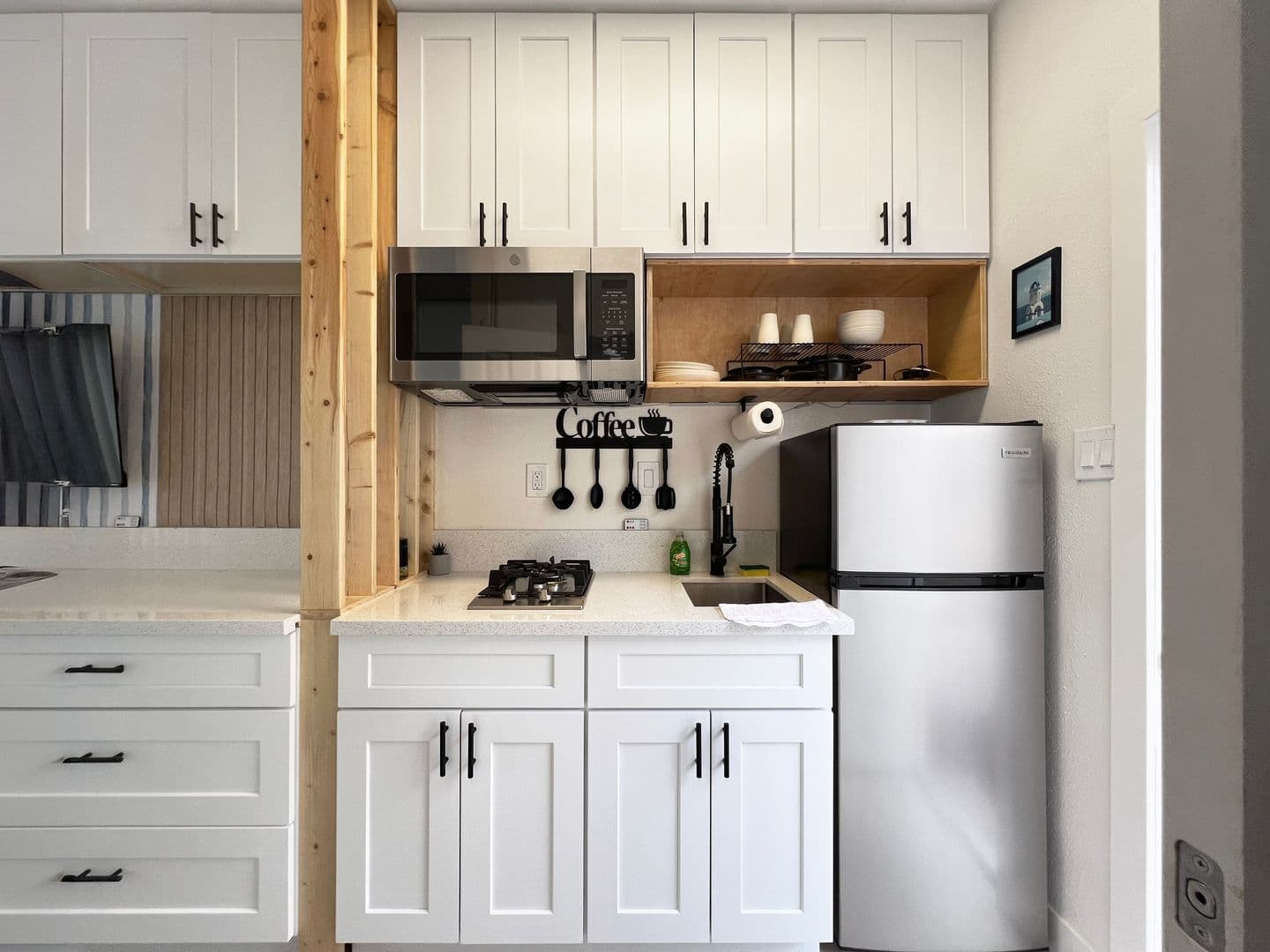 Long Beach Apartment: 1845 Maine Ave