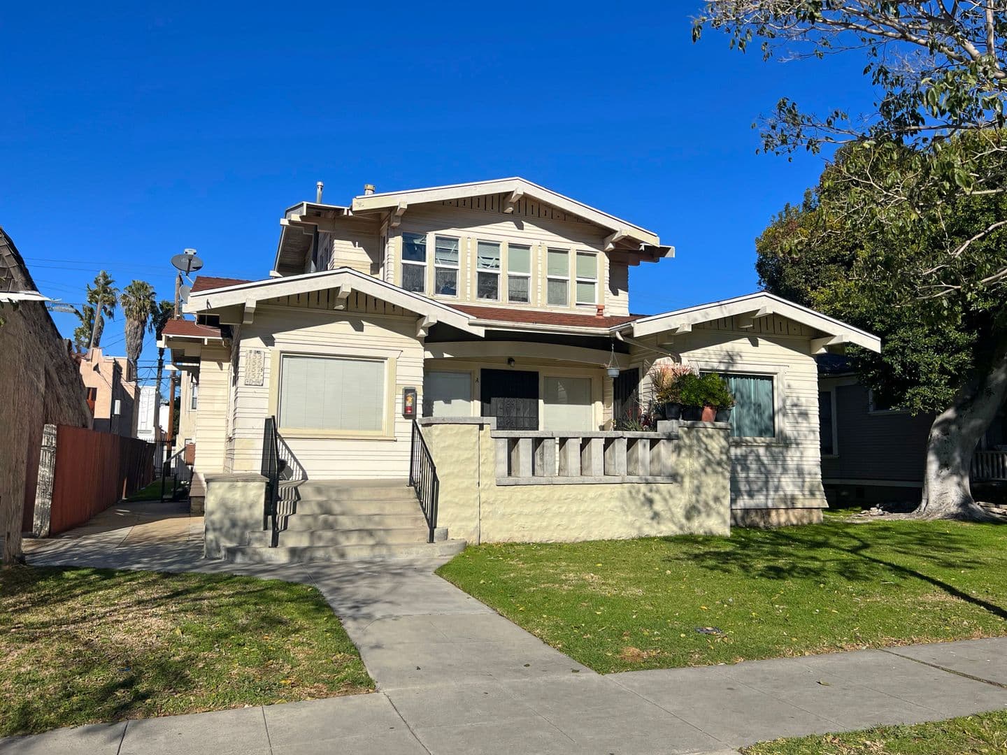 Long Beach Apartment: 1153 E Appleton St