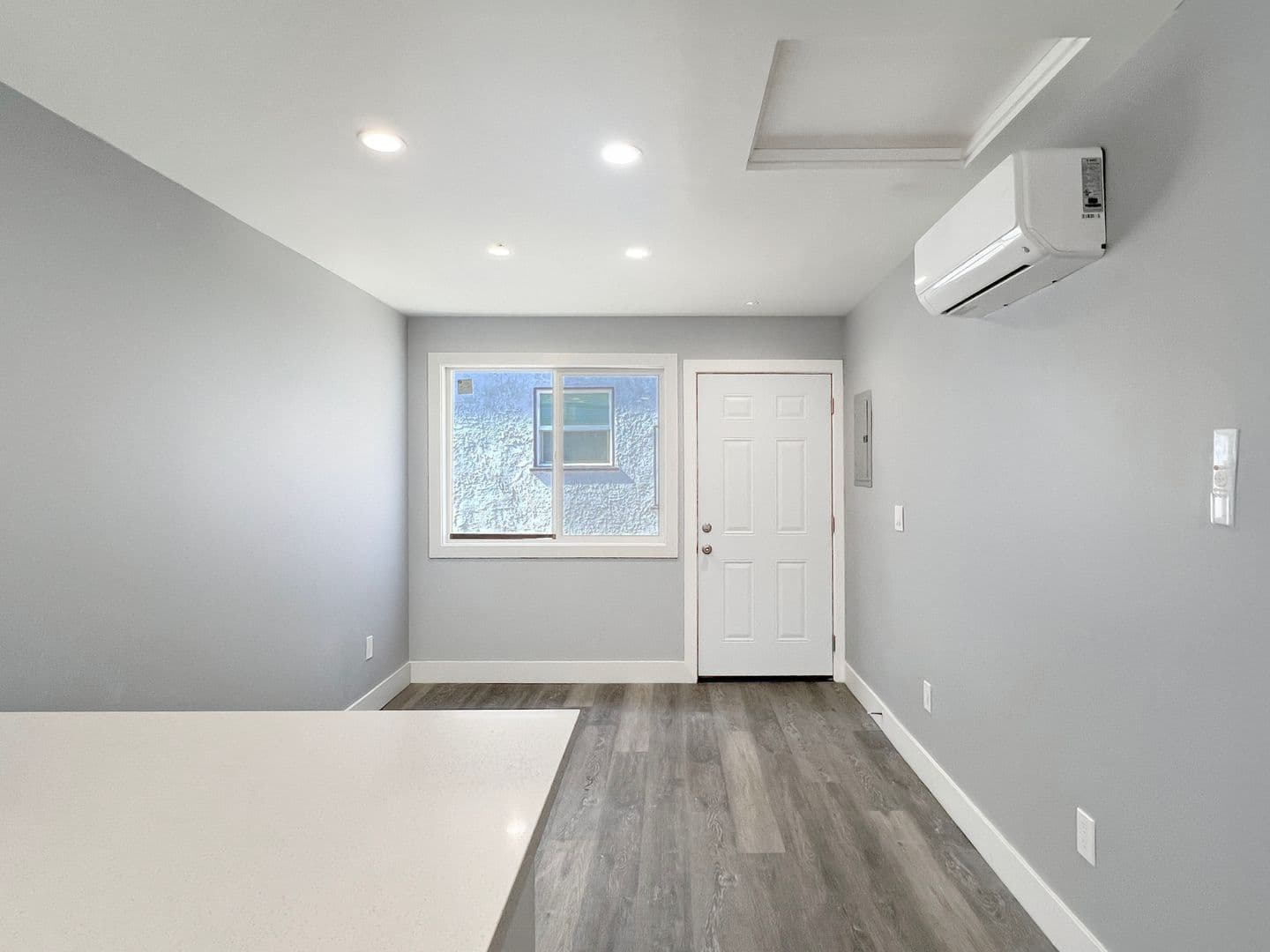 Long Beach Apartment: 1958 Pine Ave