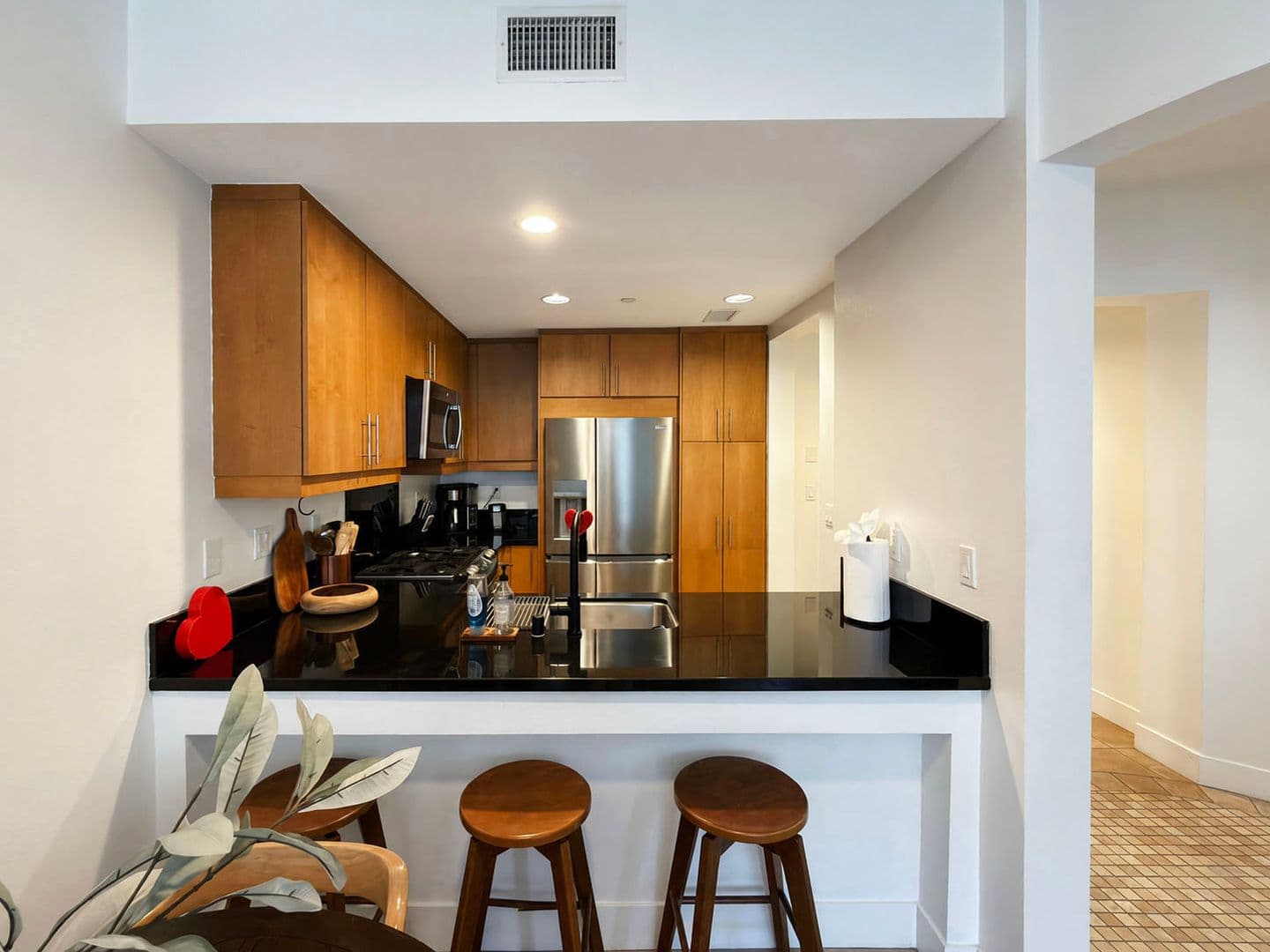 Long Beach House: 150 The Promenade N, Unit 415