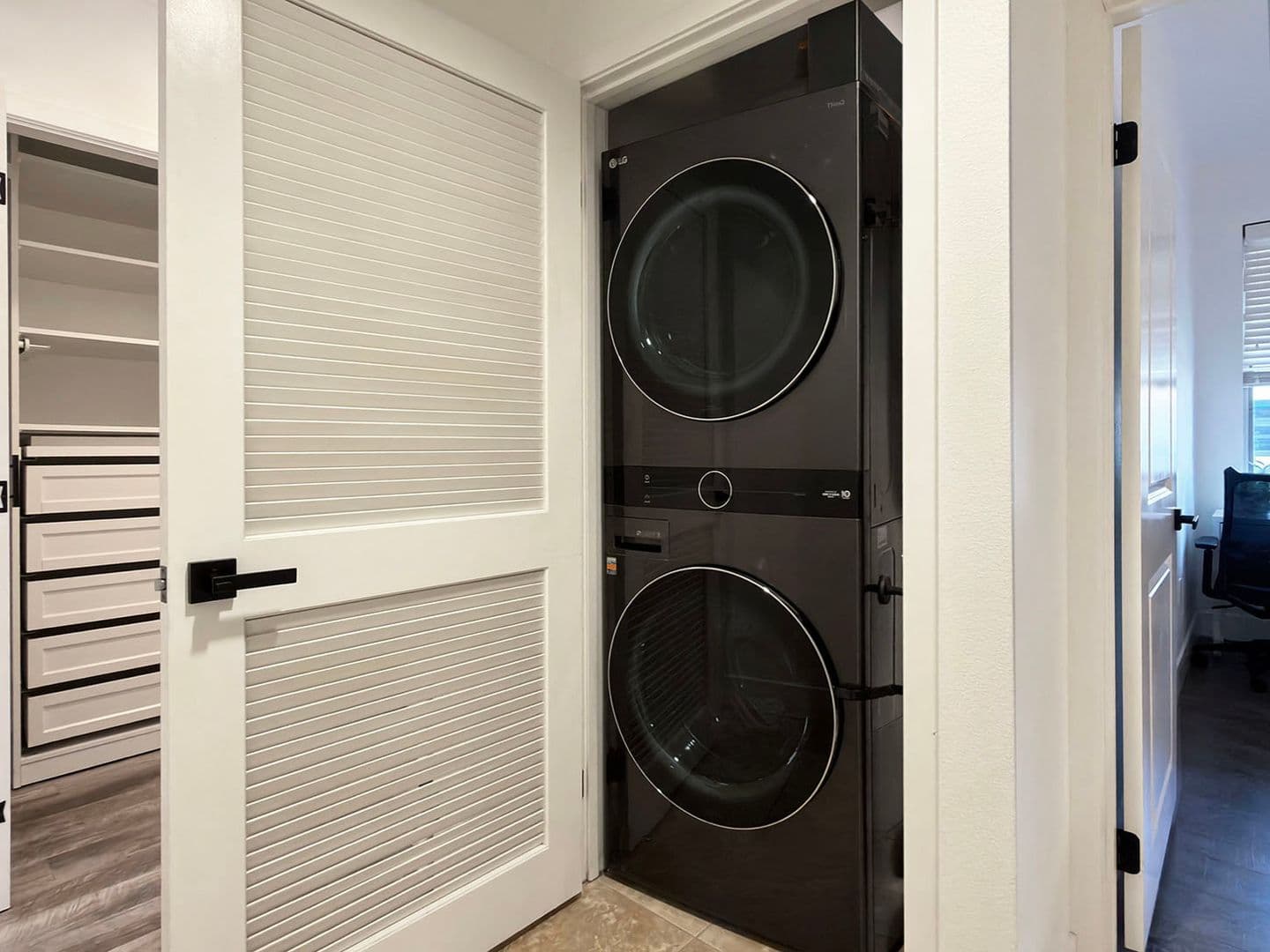 Long Beach House: 150 The Promenade N, Unit 415