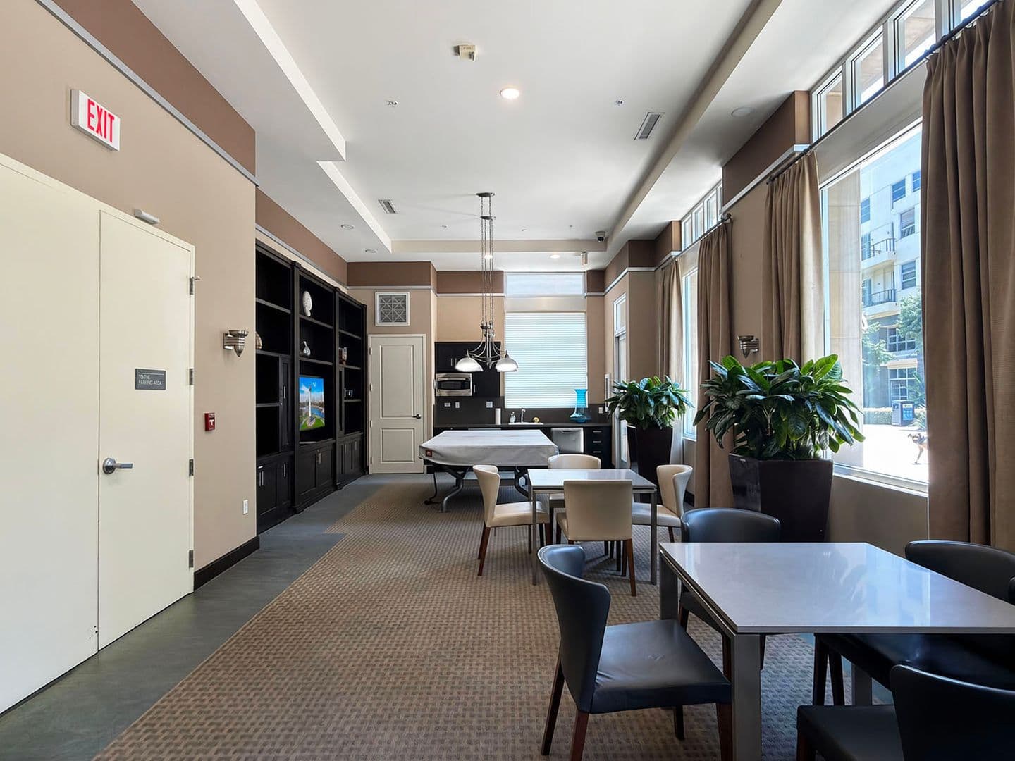 Long Beach House: 150 The Promenade N, Unit 415