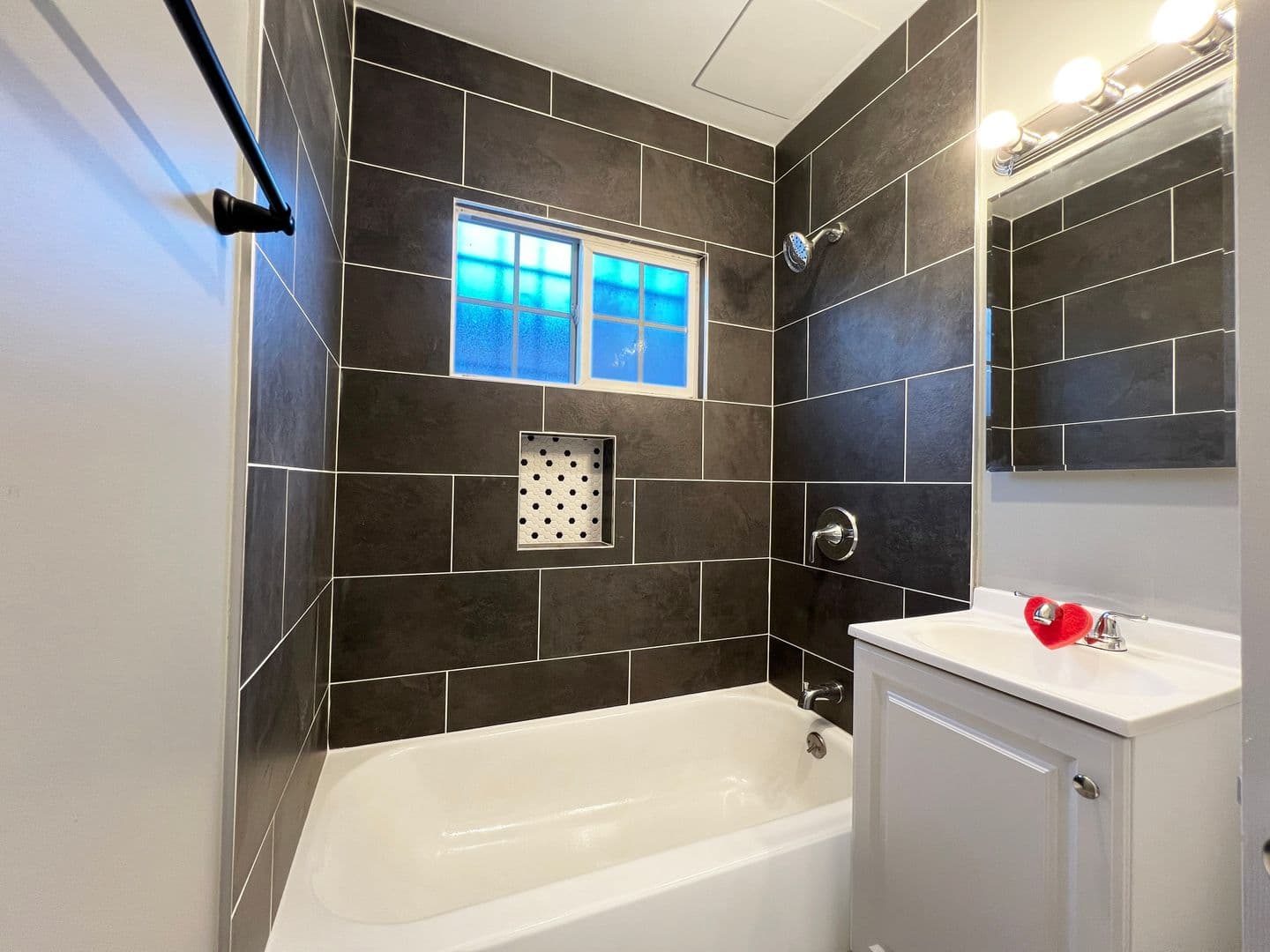 Long Beach Apartment: 1325 Cedar Ave