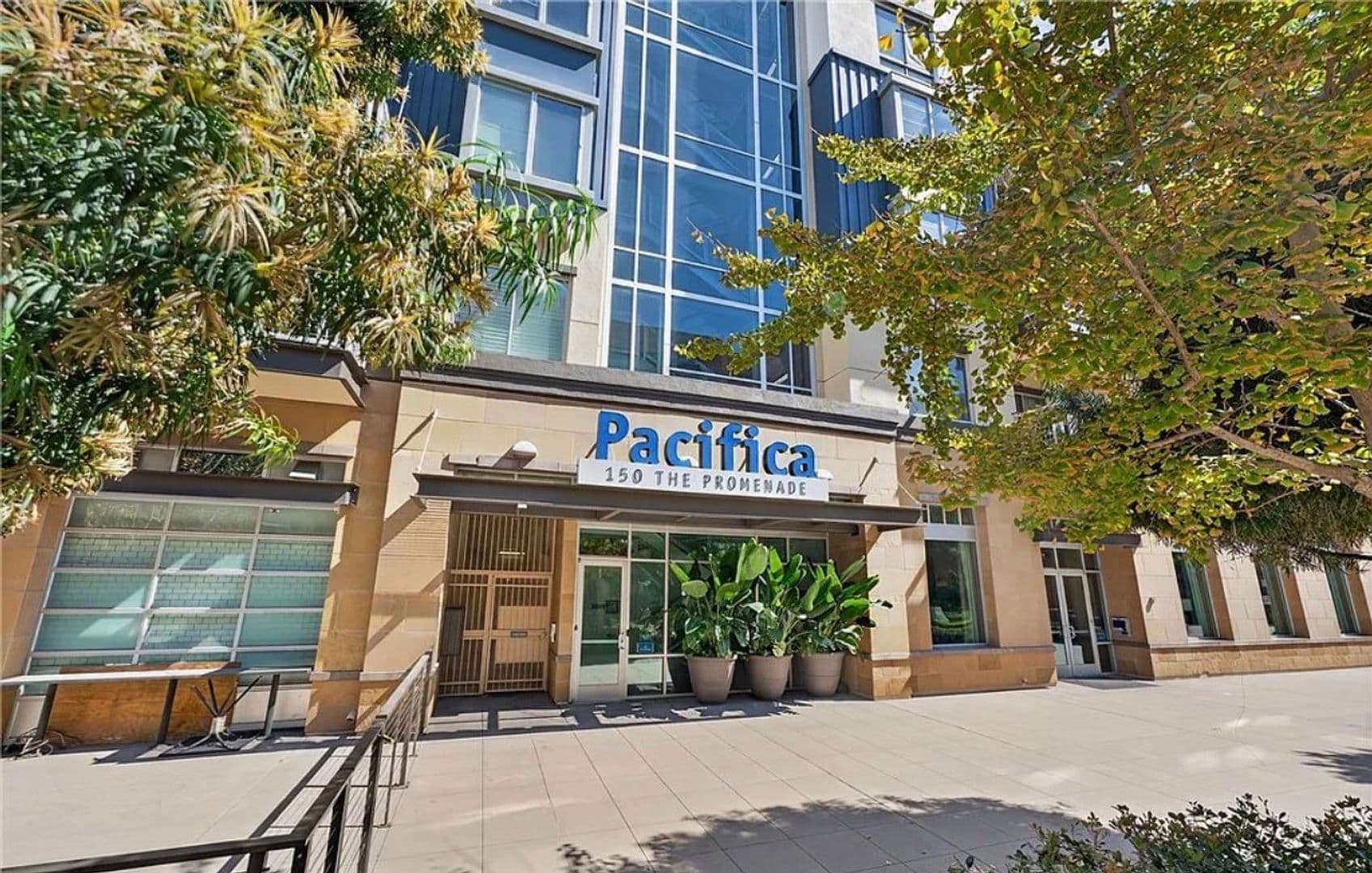 Long Beach House: 150 The Promenade N, Unit 415