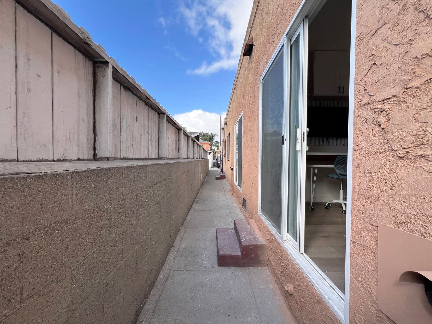 Long Beach Apartment: 1845 Maine Ave