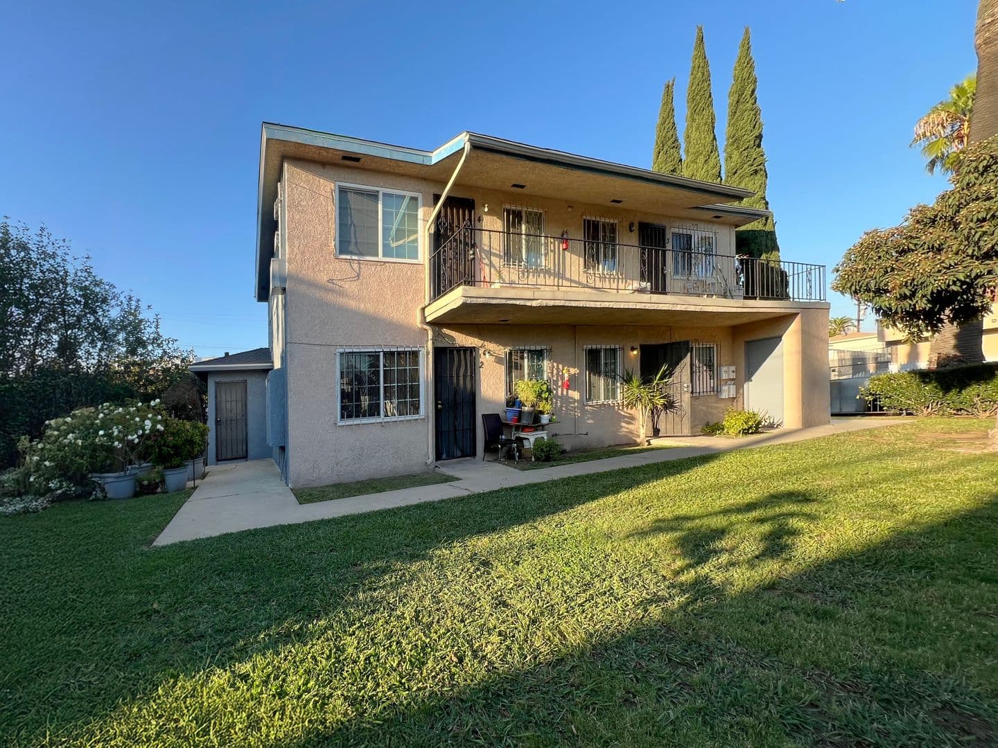 Long Beach Apartment: 1325 Cedar Ave