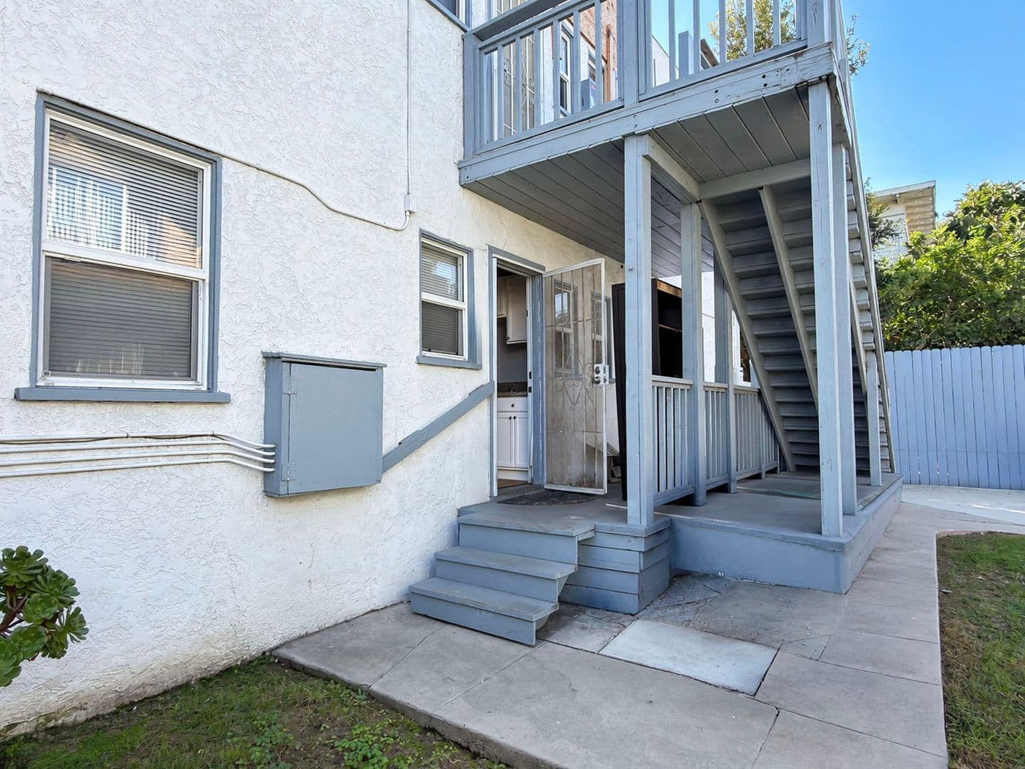 Long Beach Apartment: 1813 E 7th St