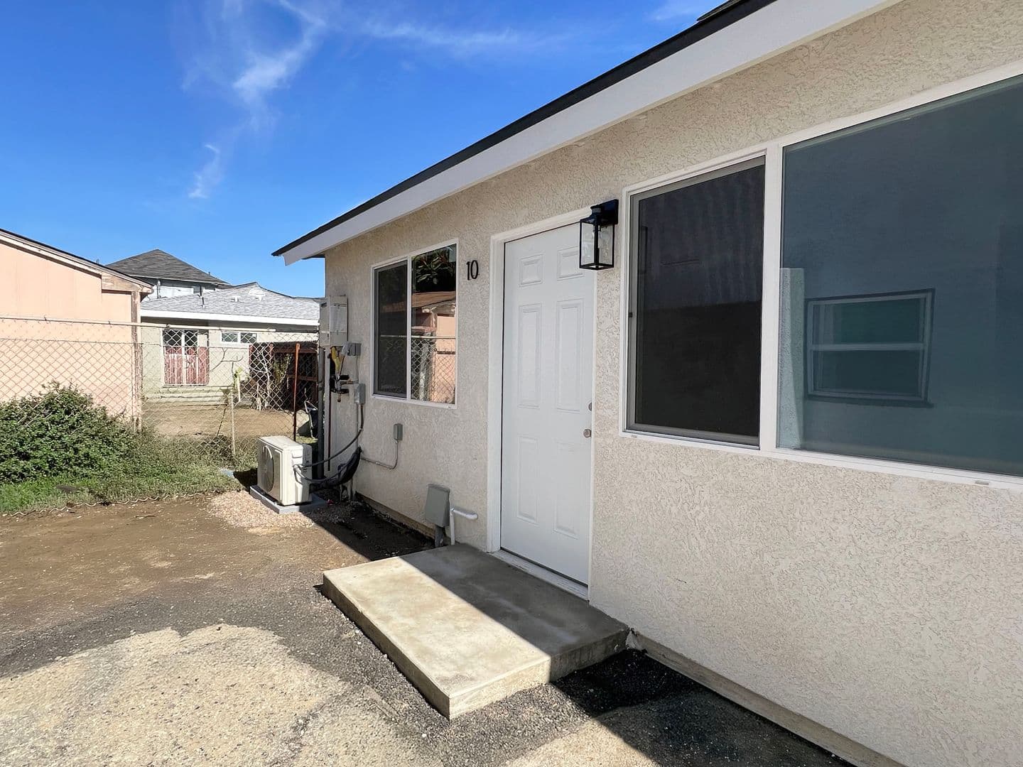 Long Beach Apartment: 1958 Pine Ave