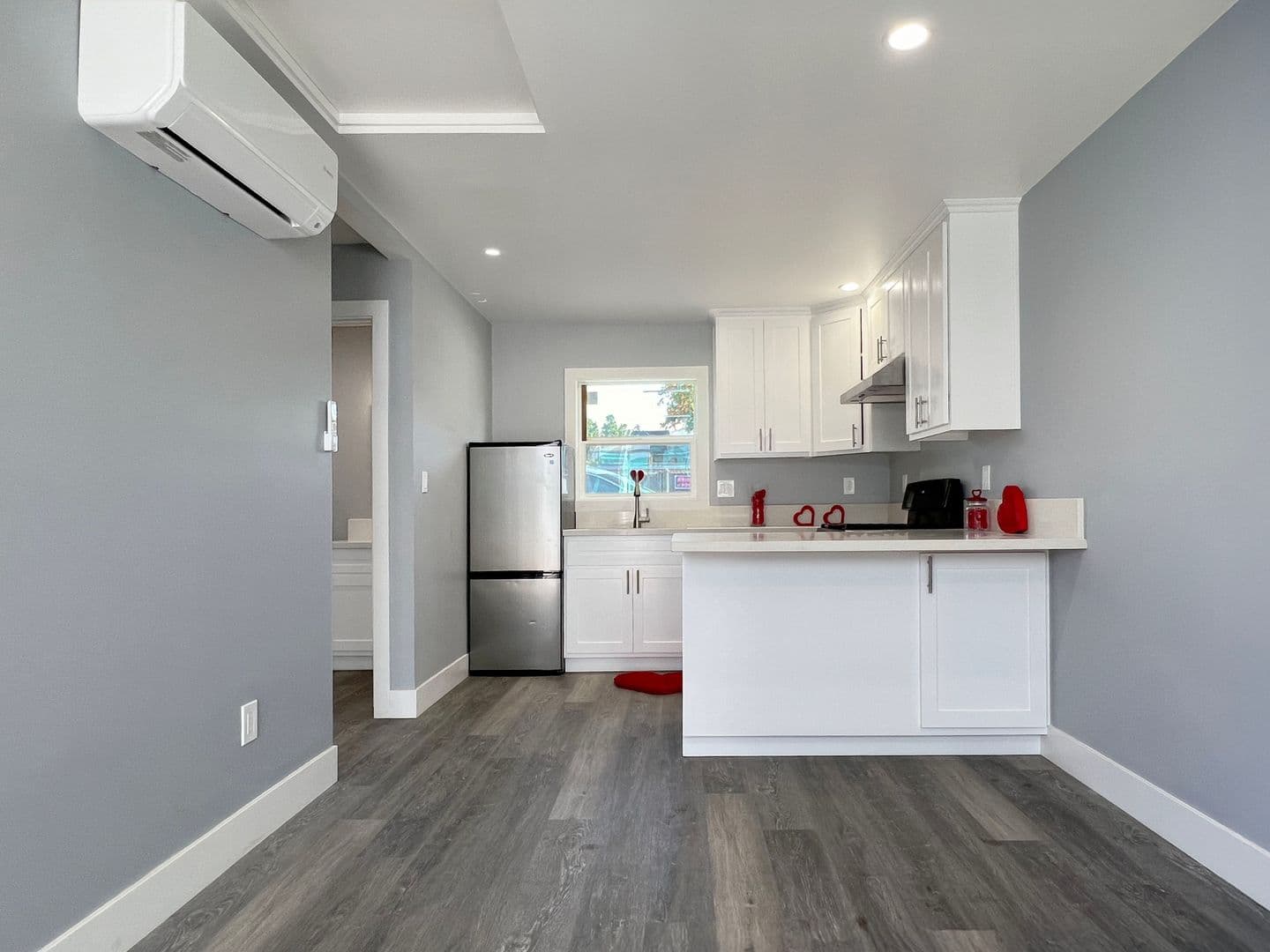 Long Beach Apartment: 1958 Pine Ave