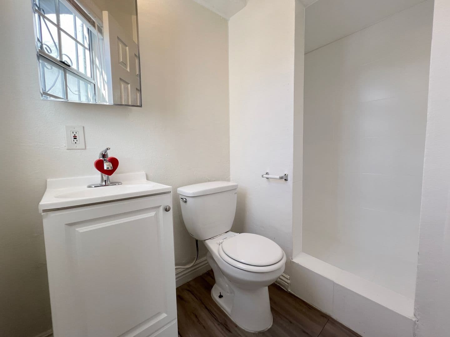 Long Beach Apartment: 1862 Magnolia Ave