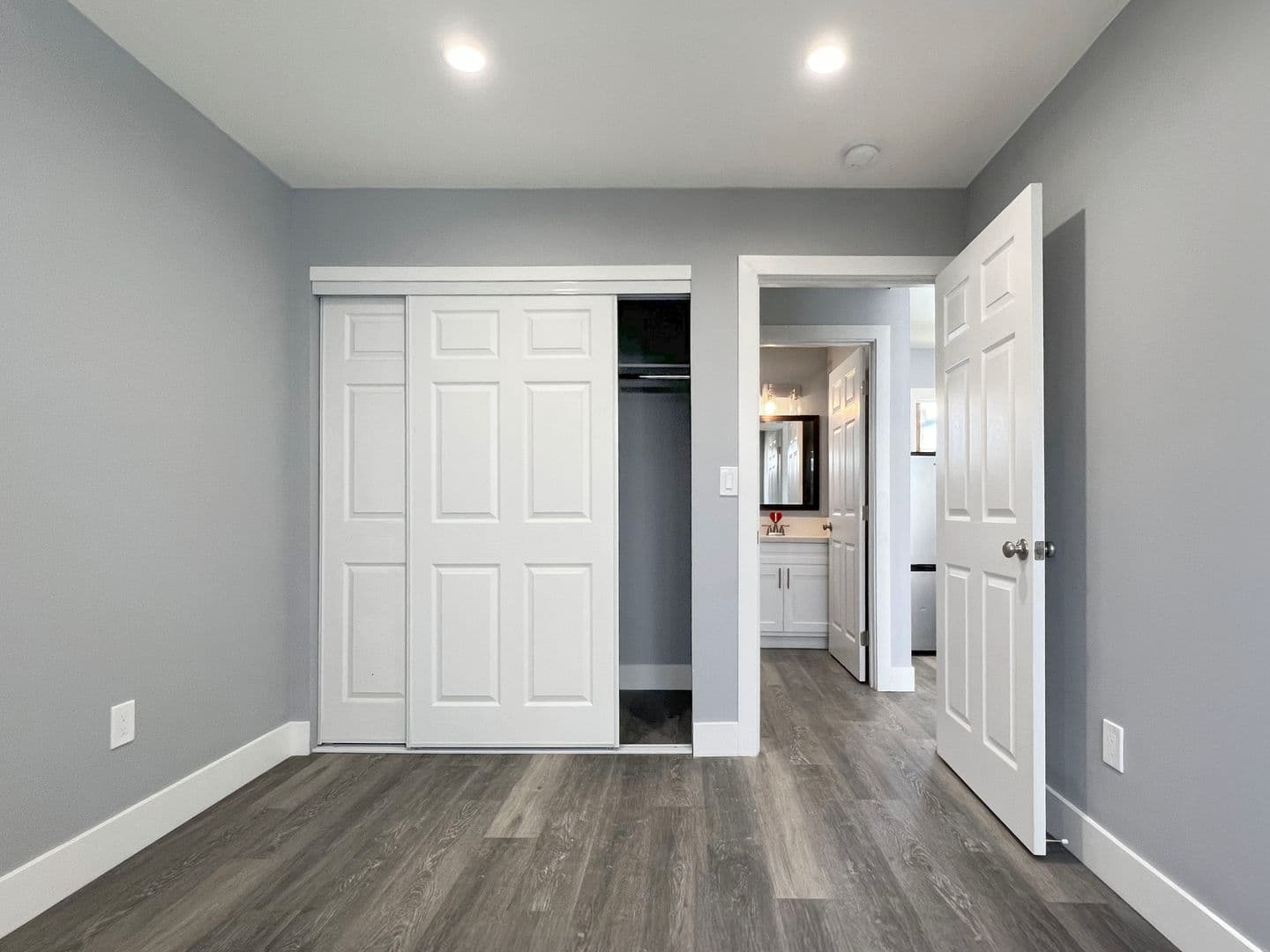 Long Beach Apartment: 1958 Pine Ave