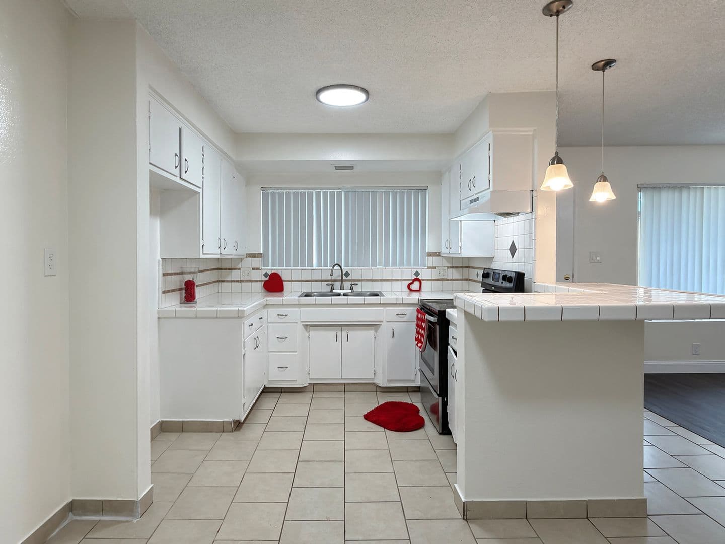 Long Beach Apartment: 1415 Cedar Ave