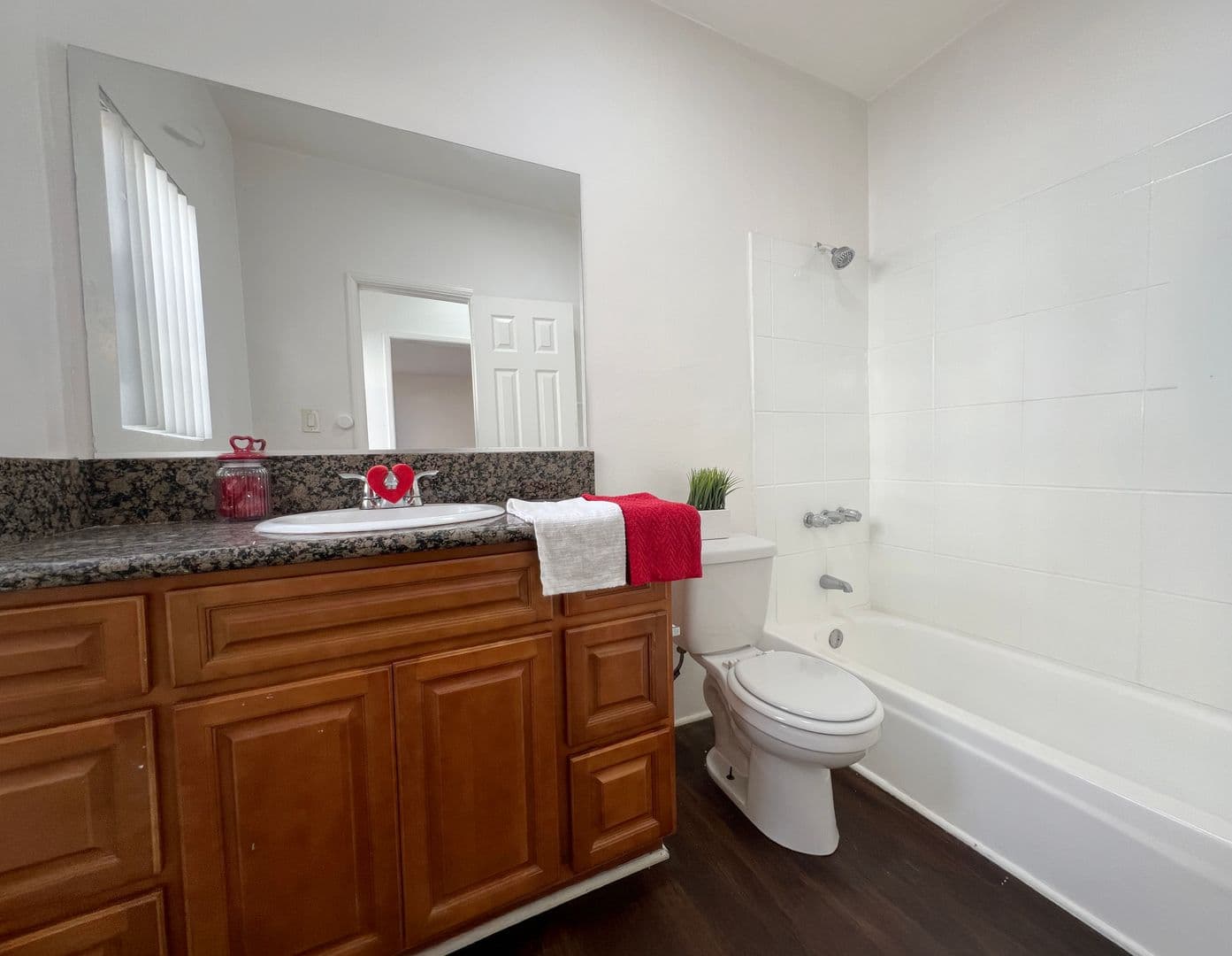 Long Beach Apartment: 936 Olive Ave