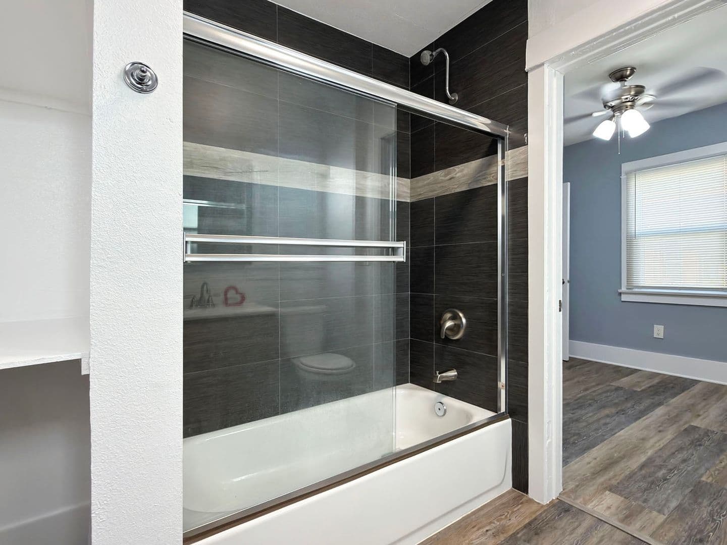 Long Beach Apartment: 1813 E 7th St