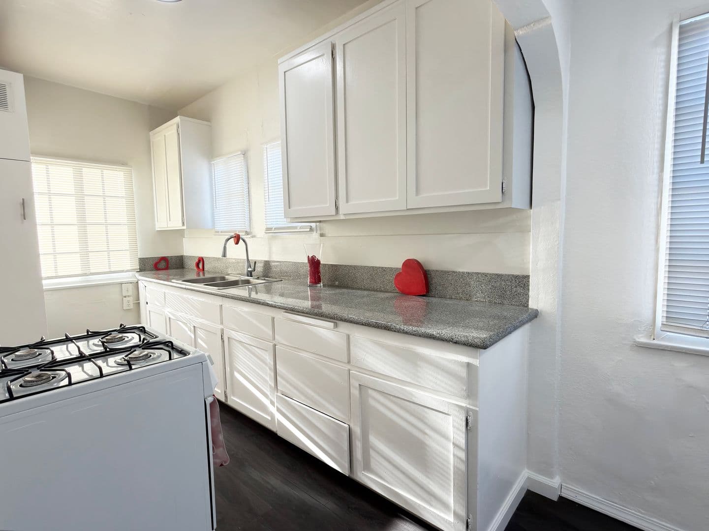 Long Beach Apartment: 1045 Saint Louis Ave
