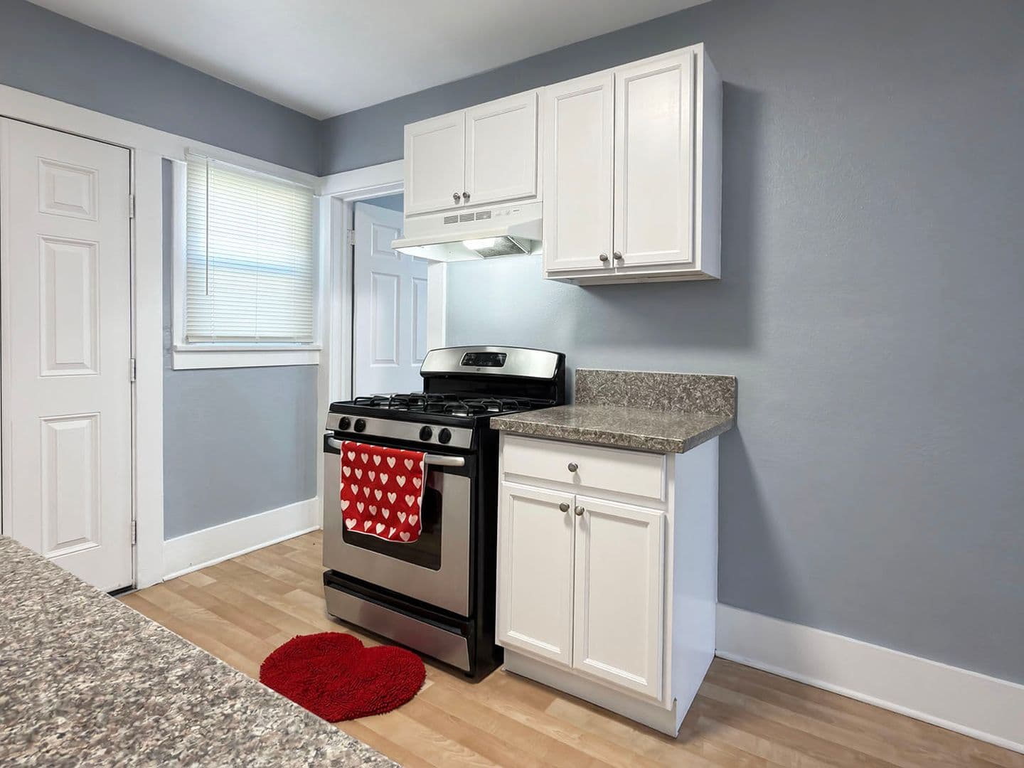 Long Beach Apartment: 1813 E 7th St