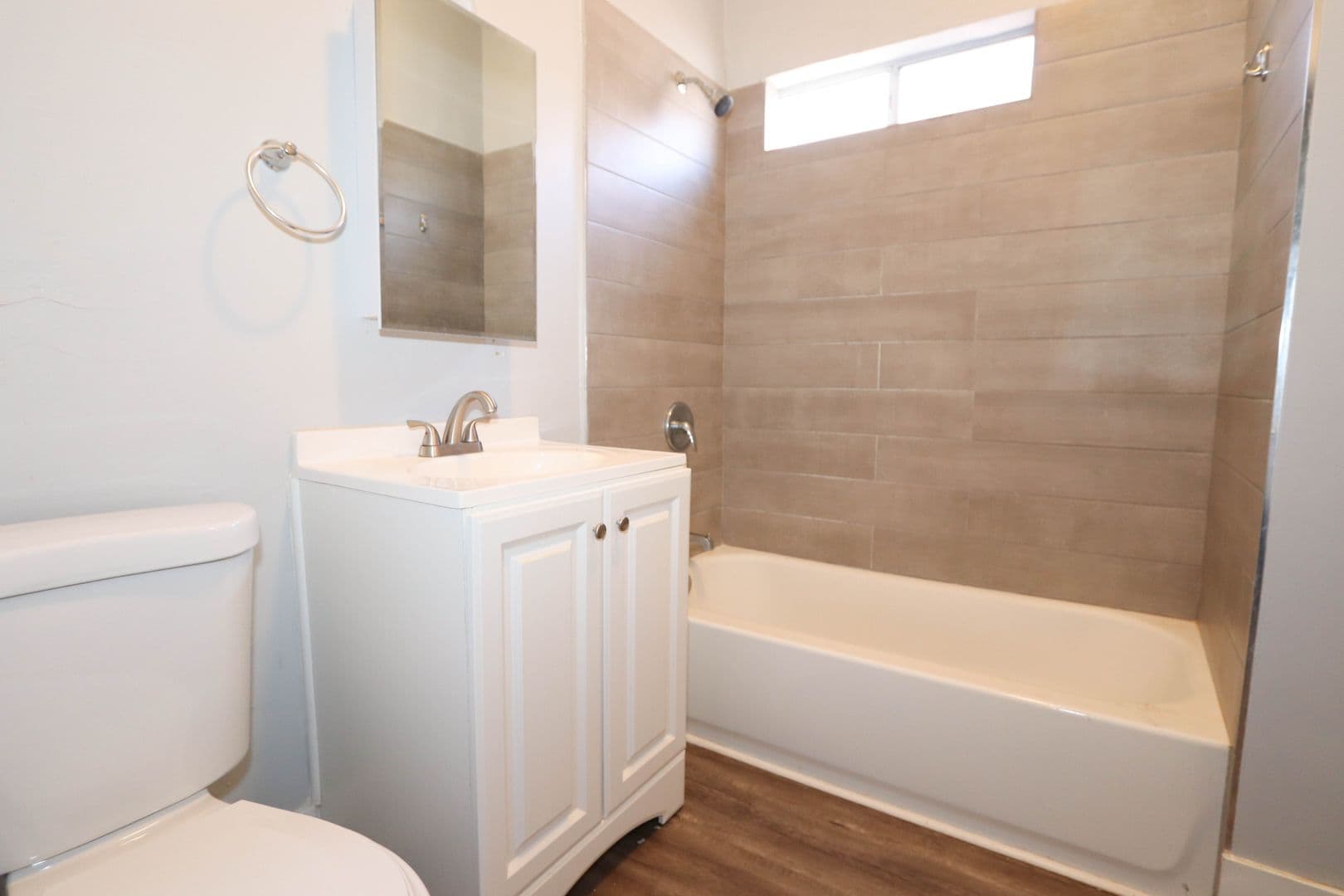 Long Beach Apartment: 1153 E Appleton St