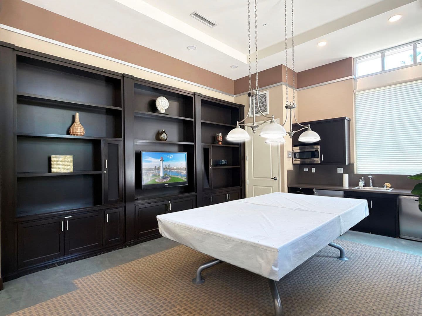 Long Beach House: 150 The Promenade N, Unit 415