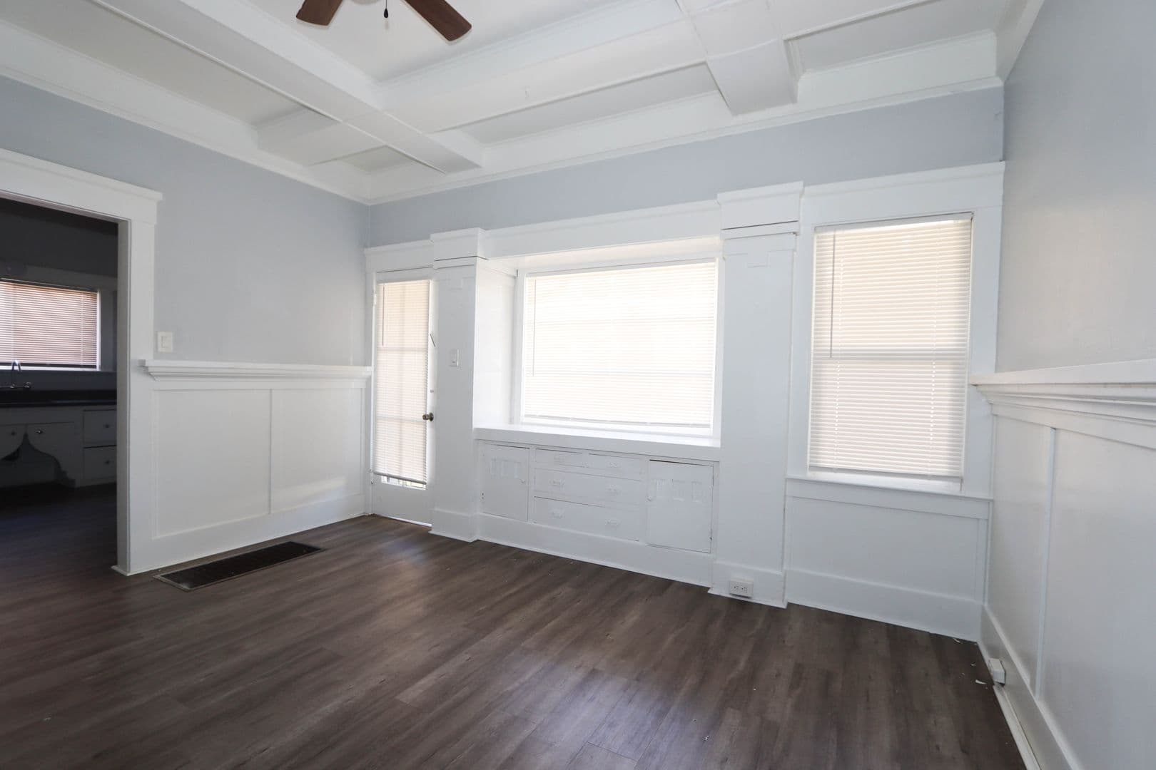 Long Beach Apartment: 1153 E Appleton St