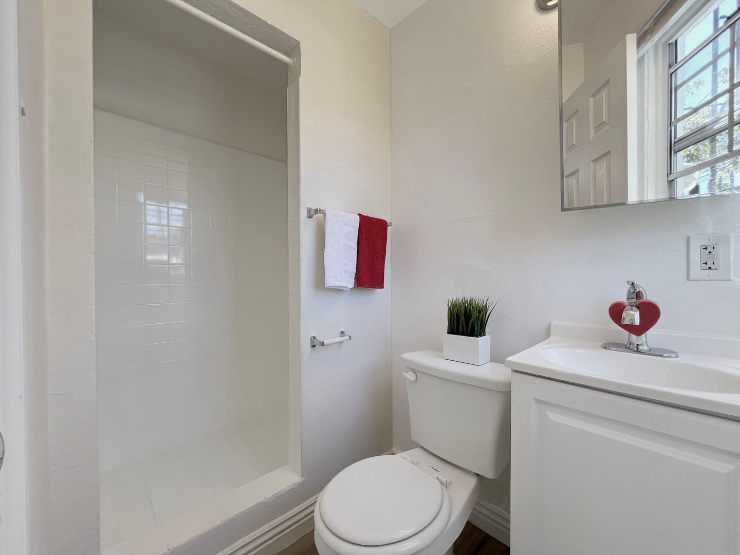 Long Beach Apartment: 1862 Magnolia Ave