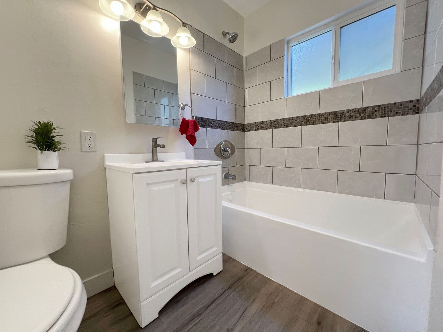 Long Beach Apartment: 1071 Olive Ave