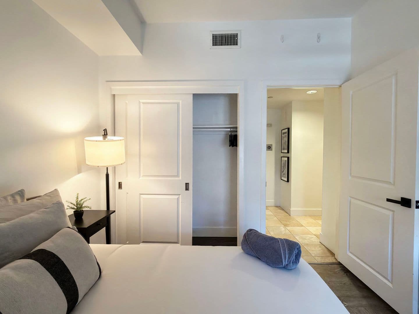 Long Beach House: 150 The Promenade N, Unit 415