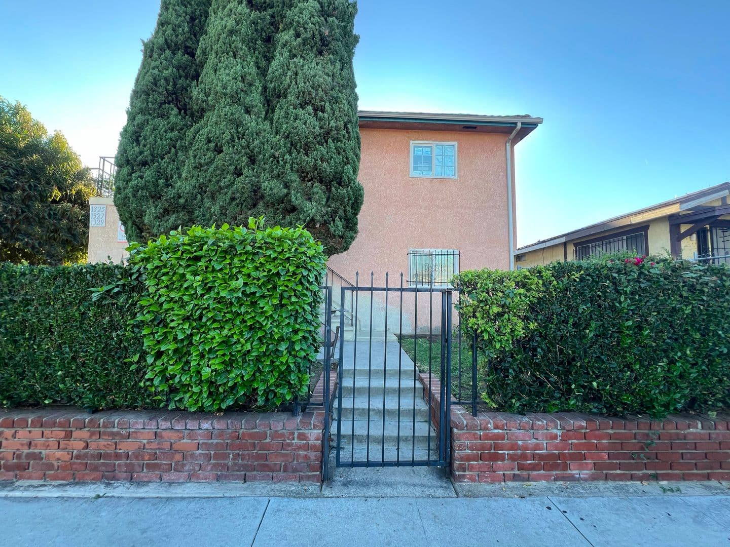 Long Beach Apartment: 1325 Cedar Ave