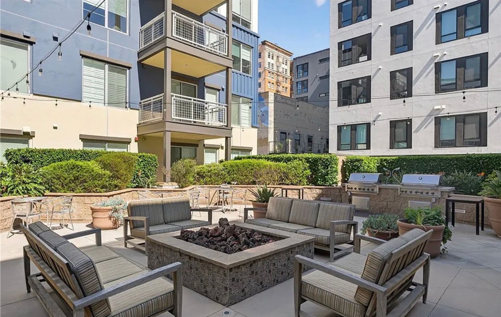 Long Beach House: 150 The Promenade N, Unit 415