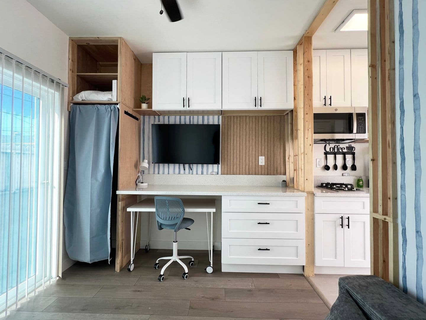 Long Beach Apartment: 1845 Maine Ave
