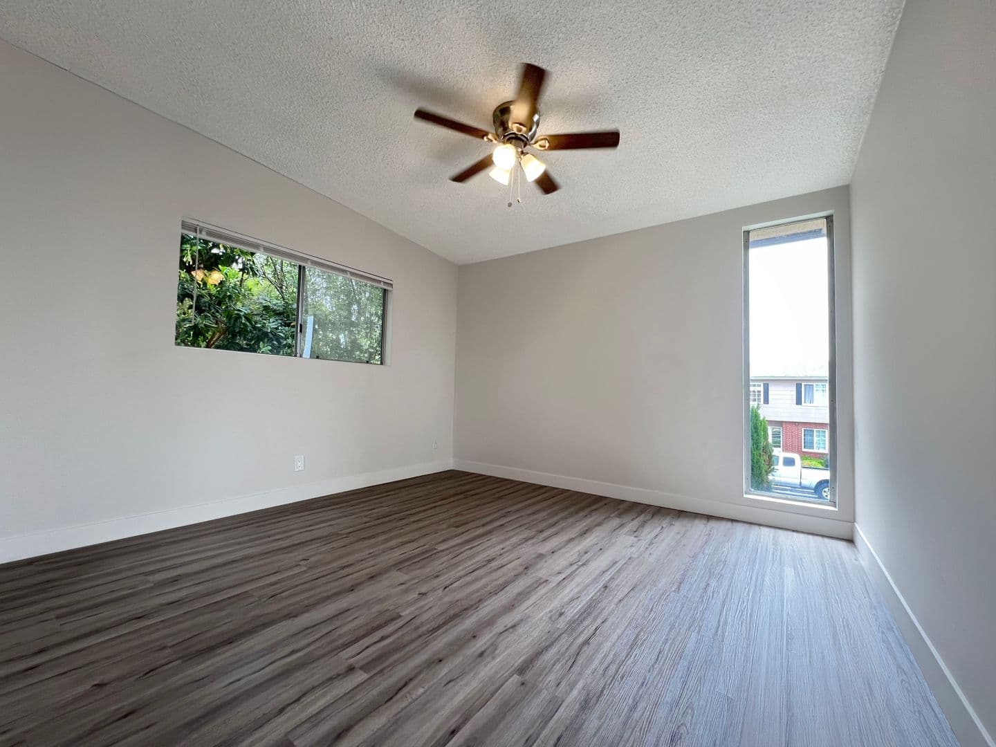 Long Beach Apartment: 360 Freeman Ave