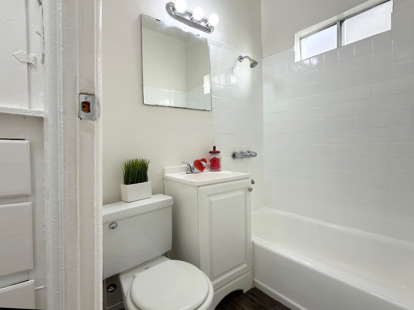 Long Beach Apartment: 1045 Saint Louis Ave