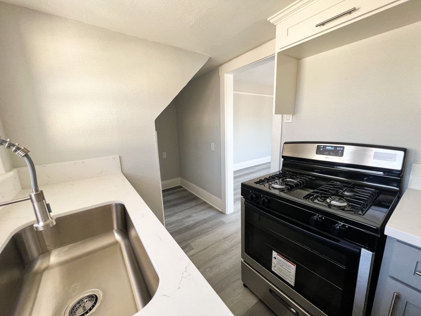 Long Beach Apartment: 921 Chestnut Ave