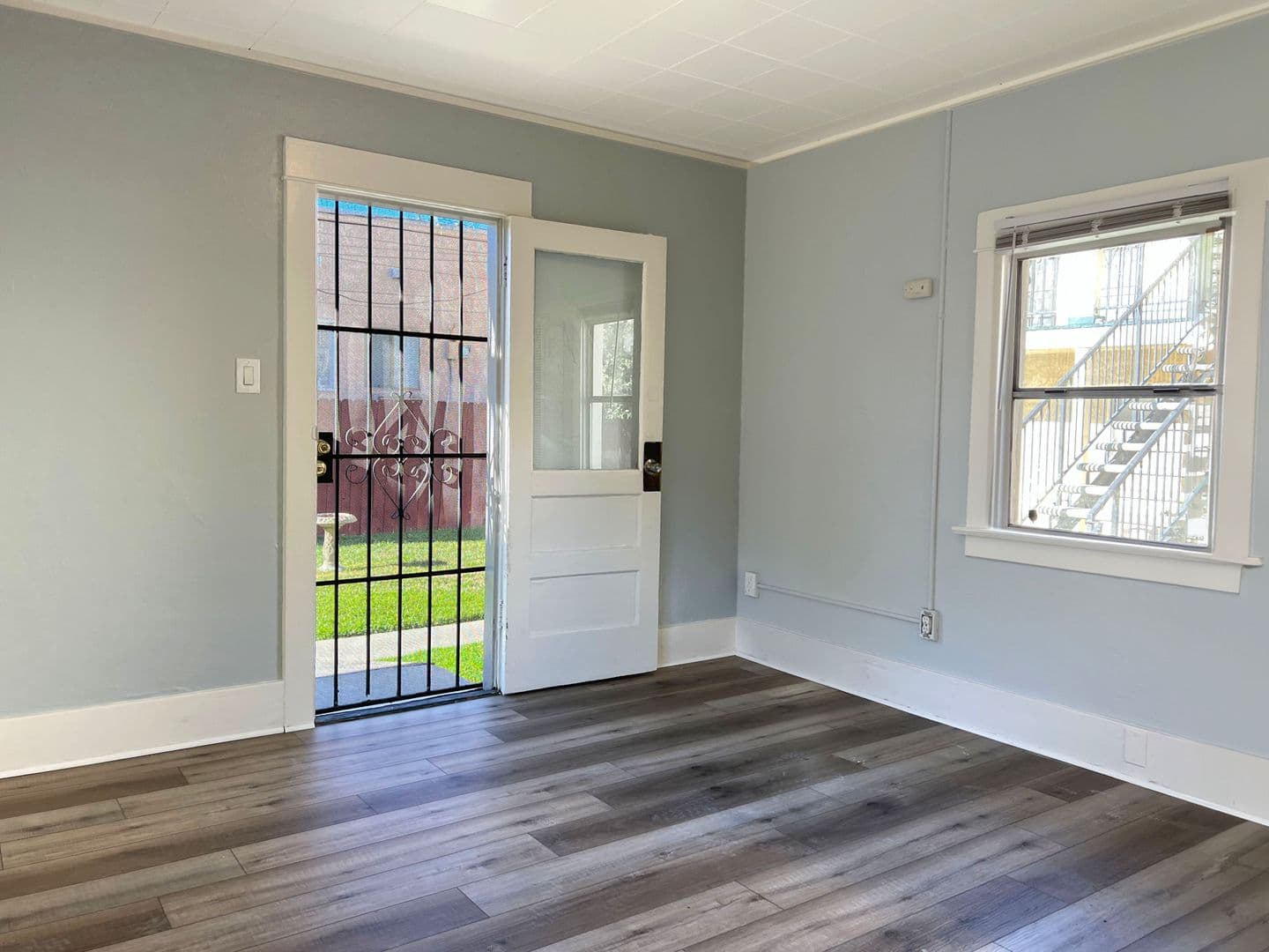 Long Beach Apartment: 1153 E Appleton St