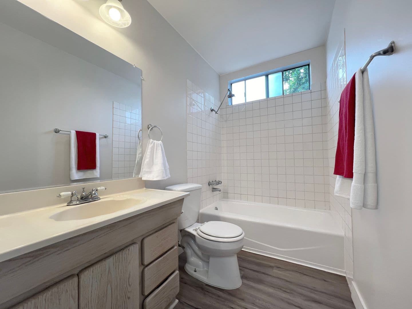 Long Beach Apartment: 360 Freeman Ave
