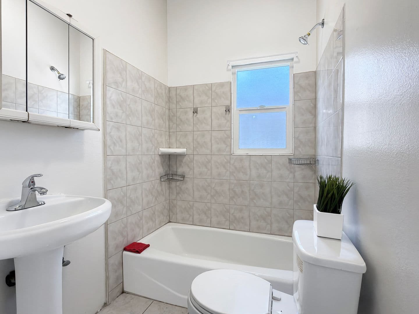 Long Beach Apartment: 1153 E Appleton St