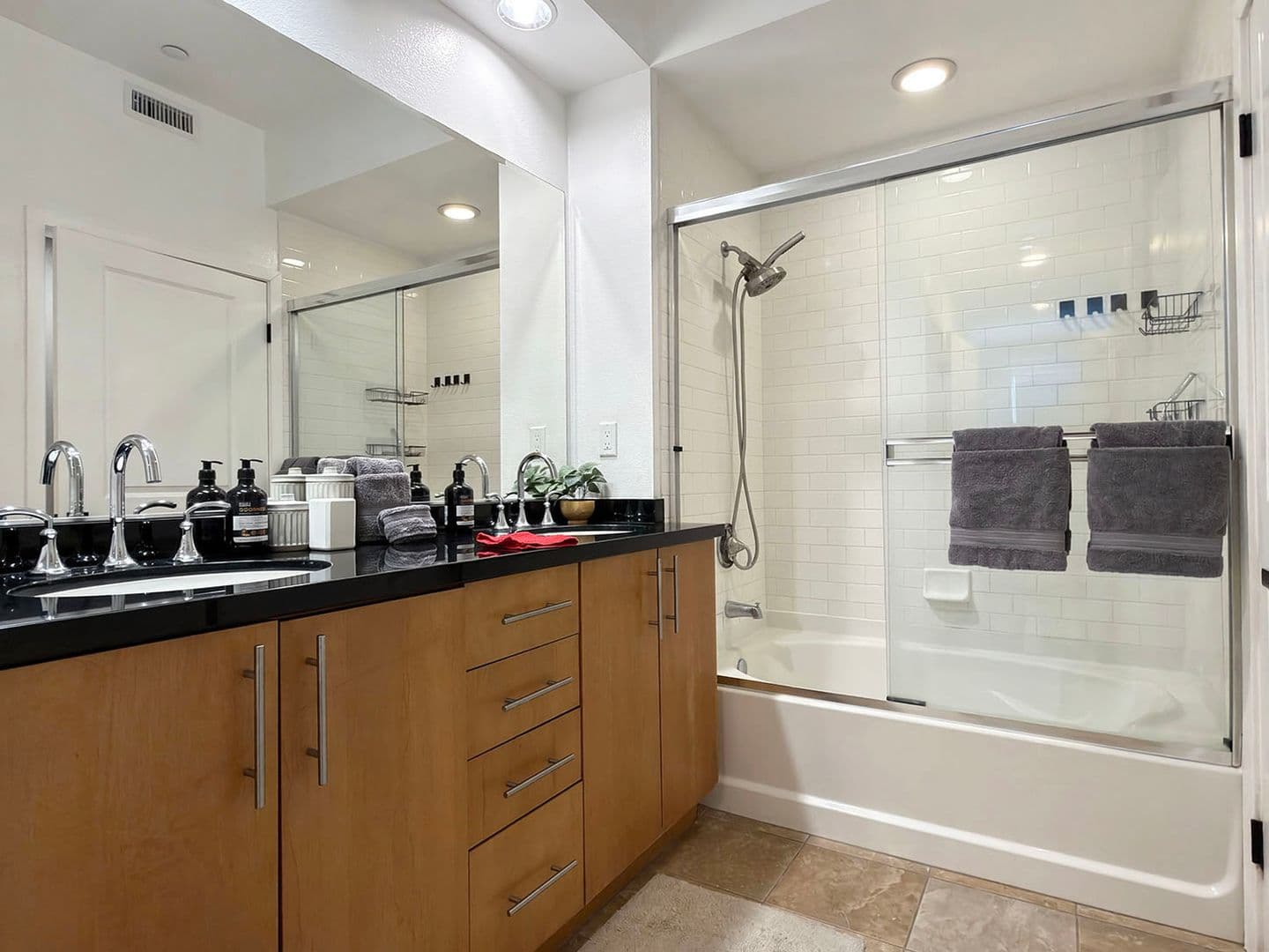 Long Beach House: 150 The Promenade N, Unit 415