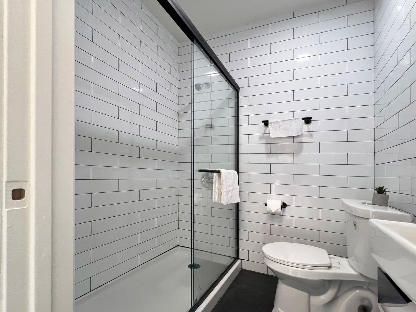 Long Beach Apartment: 1845 Maine Ave