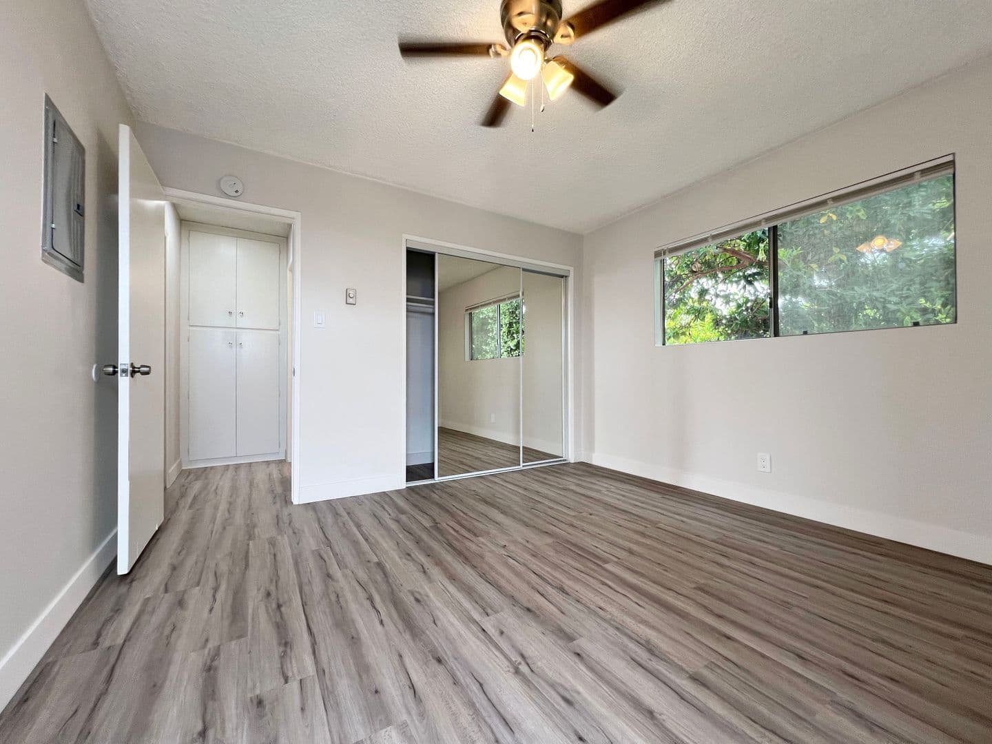 Long Beach Apartment: 360 Freeman Ave