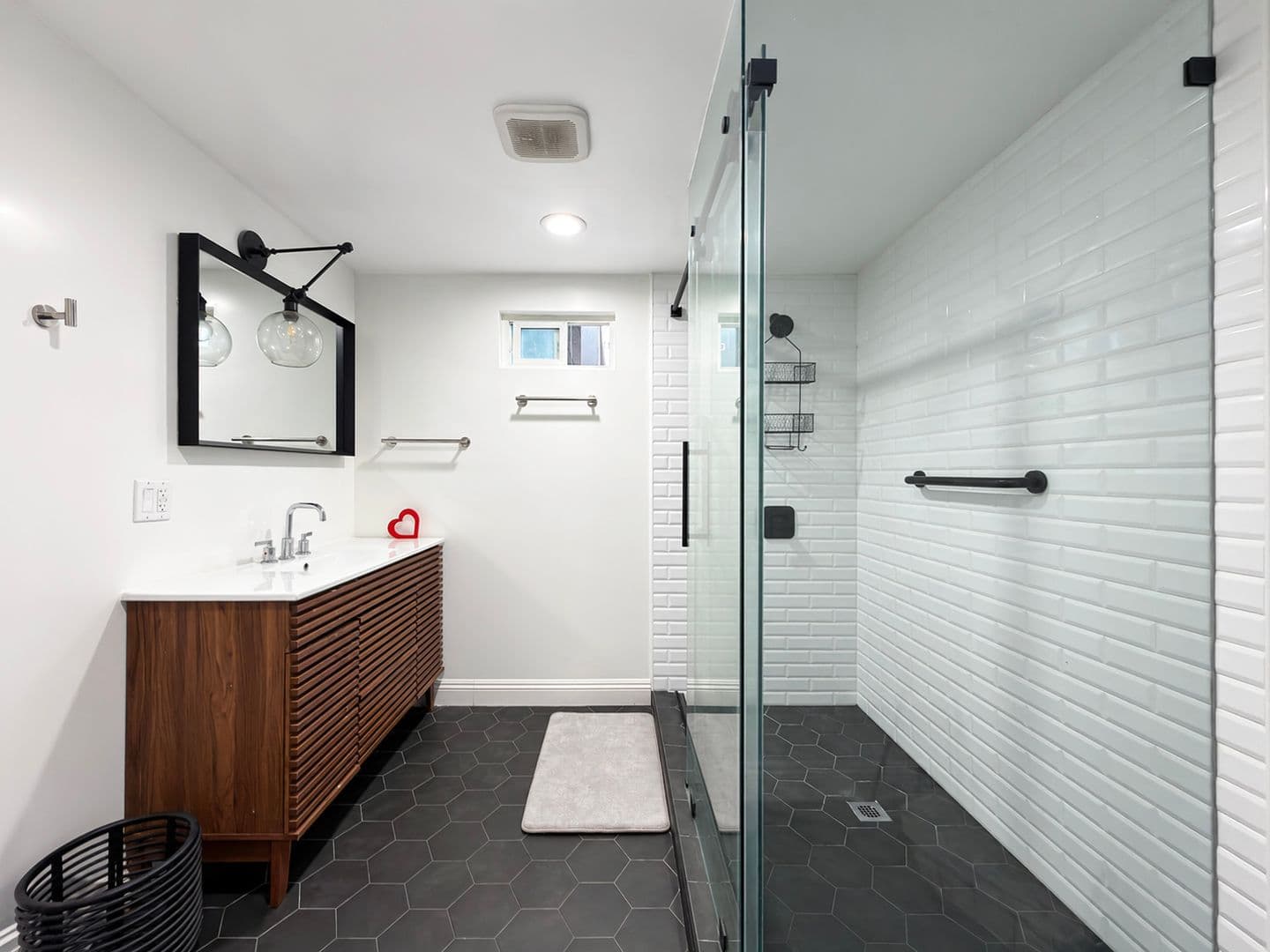 Long Beach House: 1003 E Ridgewood