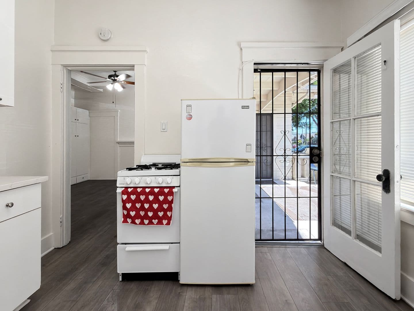 Long Beach Apartment: 1153 E Appleton St