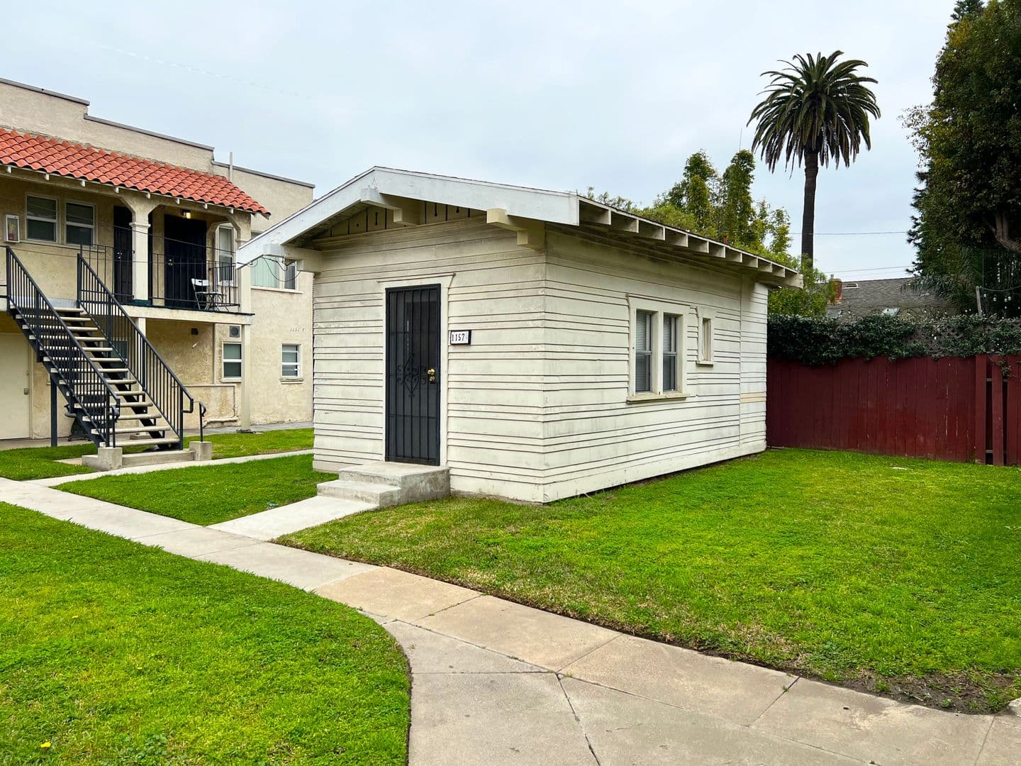 Long Beach Apartment: 1153 E Appleton St
