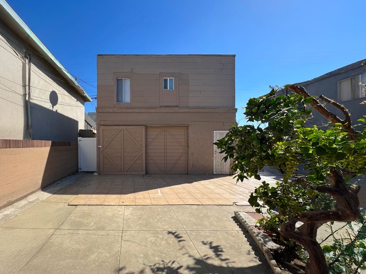 Long Beach Apartment: 2384 Linden Ave