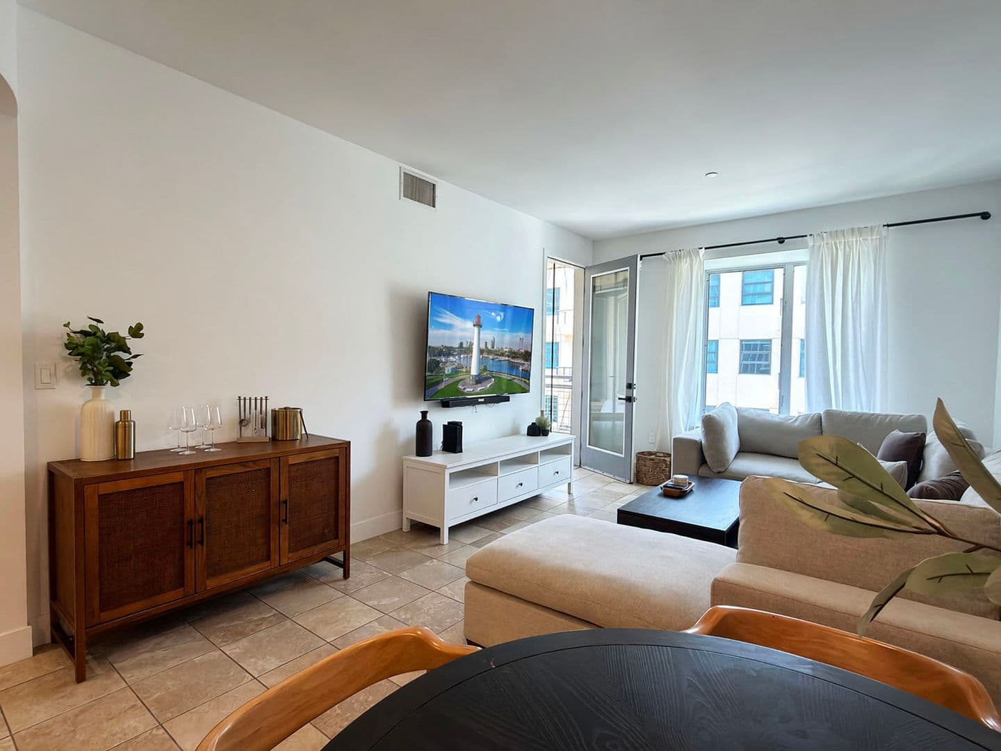 Long Beach House: 150 The Promenade N, Unit 415